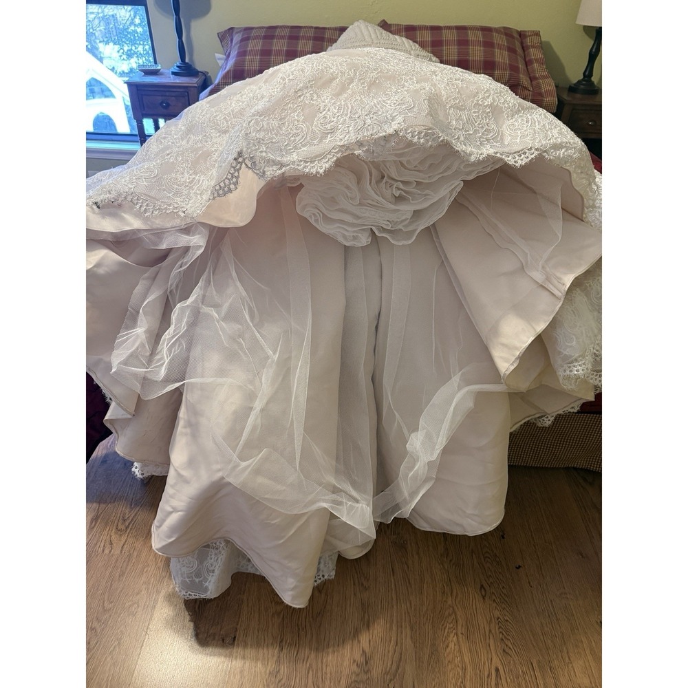 Wedding Dress Allure Bridals Size 10  style 9400 - Picture 7 of 9